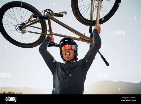 Vélo de montagne sportif et gagnant célèbrent le succès l objectif de