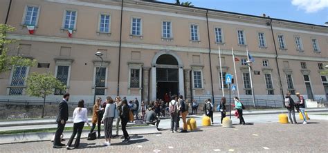 Iscrizioni A Scuola Gli Studenti Preferiscono Il Liceo E Torna Di