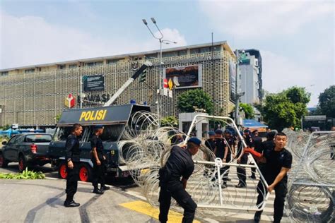 Polisi Tambah Kawat Berduri Di Bawaslu RI Papuadalamberita