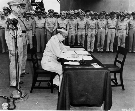 Photo Macarthur Signing Japanese Surrender Aboard Uss Missouri 2 Sep