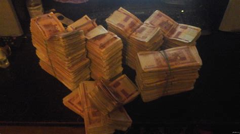 Фото Пачек Пятитысячных Купюр В Сумке — Картинки фотографии