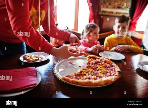 Ni Os Comiendo Comida Chatarra Fotograf As E Im Genes De Alta