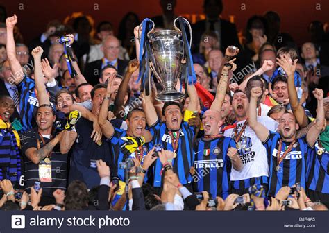 Javier Zanetti Inter Milan Lifts High Resolution Stock Photography and Images - Alamy