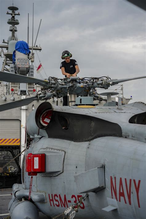 Th Fleet On Twitter Sailors Assigned To Hsm Perform Helicopter