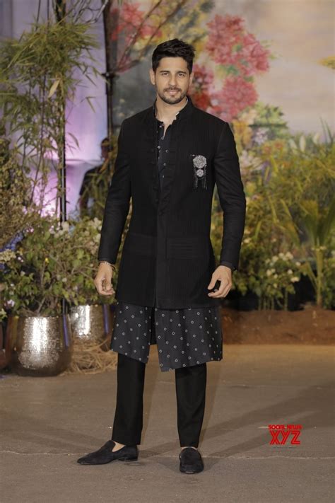 Siddharth Malhotra In Black Sherwani