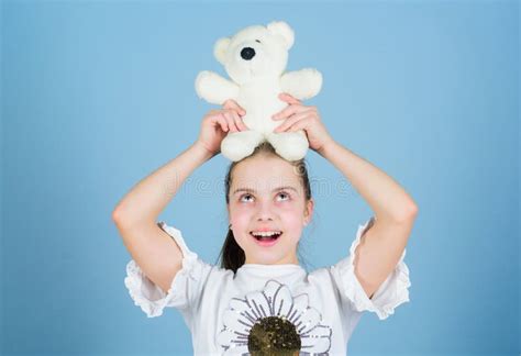 Cara Feliz De Sorriso Da Menina Pequena Bonita Brinquedo Favorito