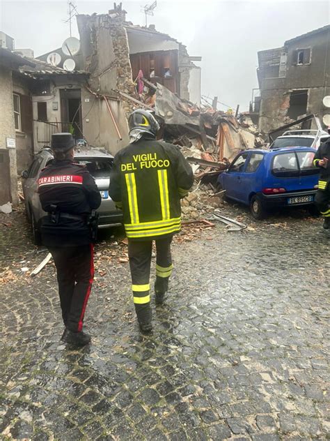 Roma Crolla Una Palazzina Tre Persone Estratte Vive