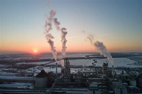 Vista aérea de la fábrica de cemento con estructura de planta de