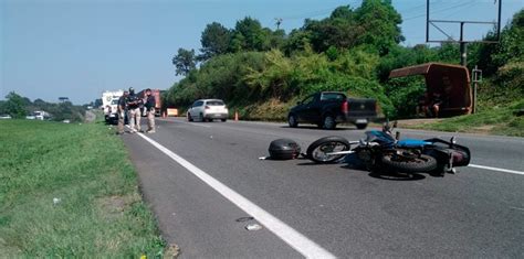 Motociclista Morre Após Se Envolver Em Acidente Com Dois Caminhões Na Br 277 Em Campo Largo