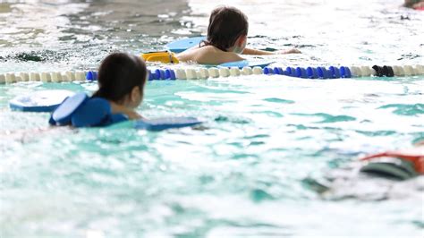 NRW Chlorgasaustritt In Schwimmbad Mehr Als 20 Kinder Verletzt