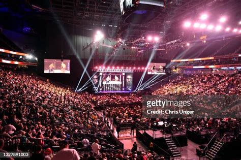 Ufc Fans Photos and Premium High Res Pictures - Getty Images