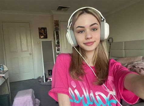 Cute Gamer Selfie R Selfie Heaven