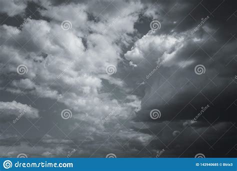 Nuvens De Tempestade No C U Sobre A Cidade Imagem De Stock Imagem De