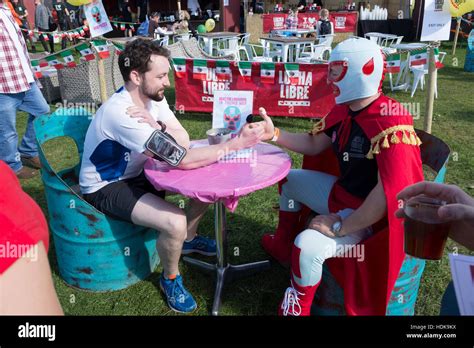 Luchador Thumb Wrestling Stock Photo Alamy