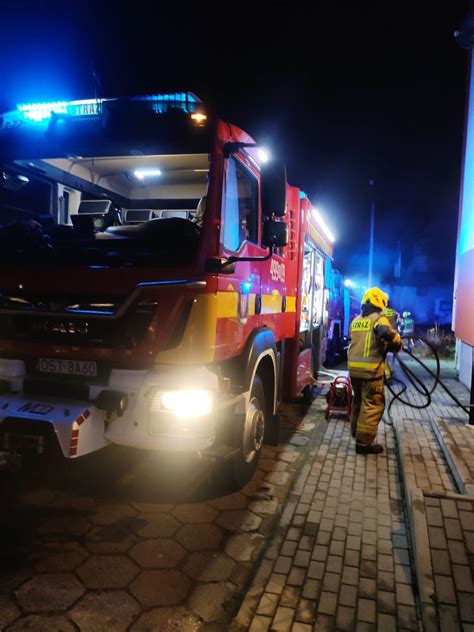 Pożar śmieci w piwnicy bloku w Zawadzkiem Jedna osoba zabrana do szpitala