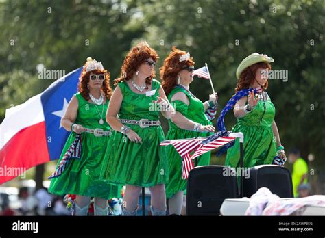 Arlington Texas Usa July 4 2019 Arlington 4th Of July Parade The Pickle Parade Queens On