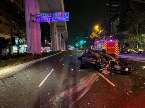 疑車速過快失控撞分隔島 轎車四輪朝天駕駛受傷 社會 自由時報電子報