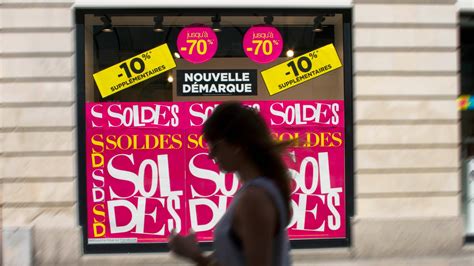 En France les soldes dété devraient être décalées de plusieurs