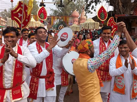 Devotees Danced To The Hymns Of Baba Shyam बाबा श्याम के भजनों पर झूमे श्रद्धालु धूमधाम से