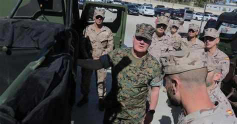 El Comandante De Los Marines Americanos En Europa Y Frica Visita El