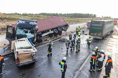 Unfall A T Dlicher Unfall Auf A Vw Bulli Kracht In Lkw Zwei