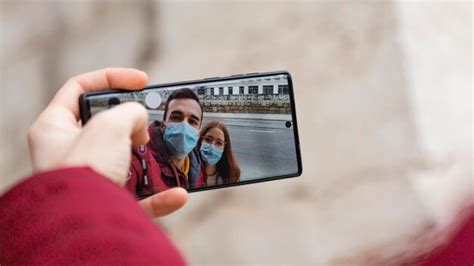 Pareja Tomando Un Selfie Junto Con El Tel Fono Inteligente Mientras Usa