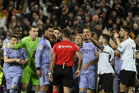 حالة تحكيمية في مباراة ريال مدريد وفالنسيا تثير جدلاً هذا ما حدث