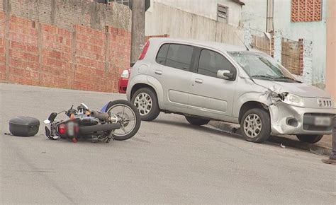 Moto e carro batem em cruzamento sem sinalização em Itapetininga e