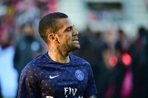 Foot PSG PSG Dani Alves Fait Ses Valises Ce Parisien Jubile