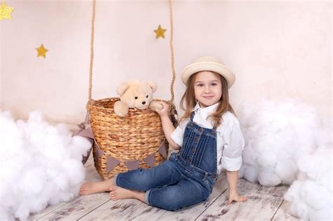 Menina Bonitinha Brinca Em Uma Sala De Crian As Um Ursinho De