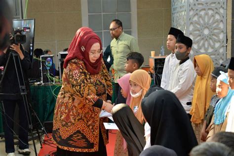 Tasyakuran FEB Unisma Malang Rektor Serahkan Sertifikat Akreditasi