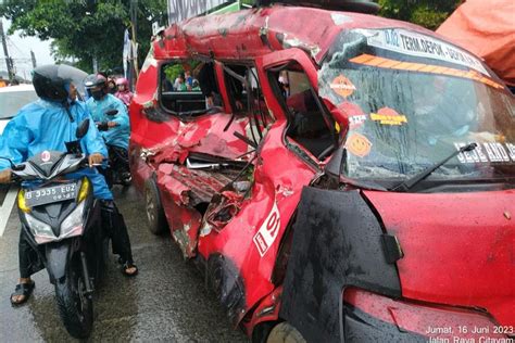 Angkot Yang Tertabrak Krl Di Depok Baru Pulang Antar Ibu Ibu Pengajian