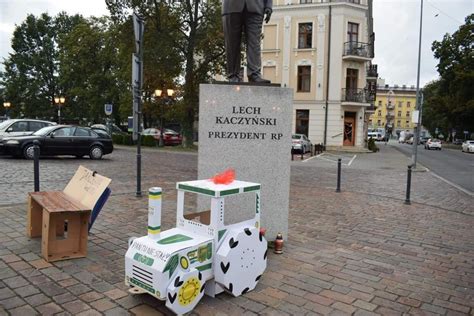 Plik Pod Tarnowskim Pomnikiem Lecha Kaczynskiego Muzeum IV RP