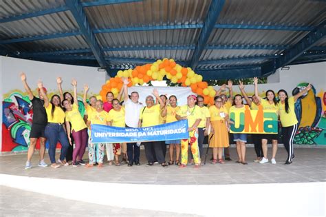 Universidade da Maturidade realiza blitz do abraço e do sorriso em