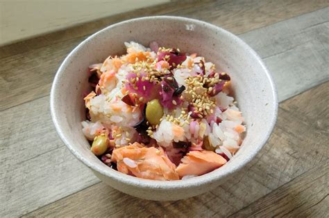 炊飯器に入れて炊くだけ！鮭としば漬けの炊き込みご飯レシピ ぎんもく食堂のごはん日記