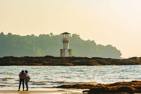 Khao Lak Light Beacon belo pôr do sol na praia de Nang Thong Khao Lak