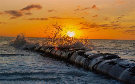 Download Wallpaper 3840x2400 Sunset Spray Sea Waves Sun 4k Ultra Hd