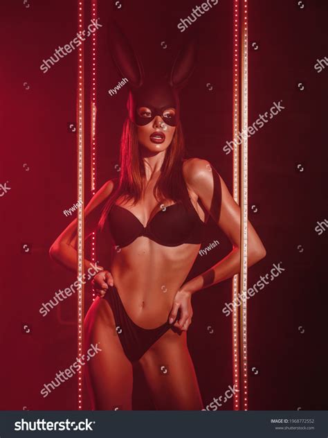 Bunny mask girl : 5 010 images, photos et images vectorielles de stock ...