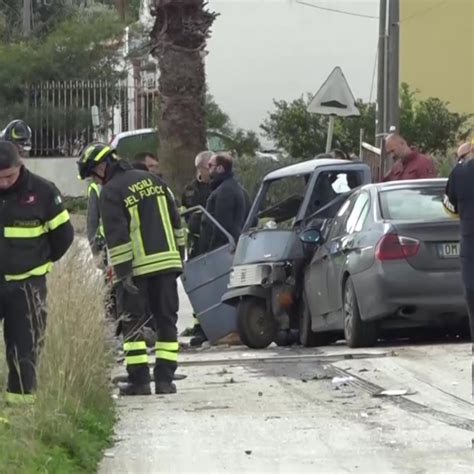 Palermo Scontro Tra Camion E Furgone In Viale Regione Un Morto E