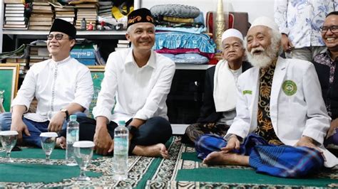 Foto Ulama Karismatik Banten Abuya Muhtadi Dukung Ganjar Mahfud Di