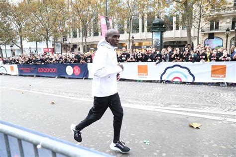 Marathon Kipchoge au départ du marathon de Tokyo pour préparer les JO