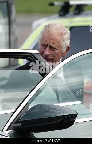 El Rey Carlos Iii En El Aeropuerto De Aberdeen Mientras Viaja A Londres