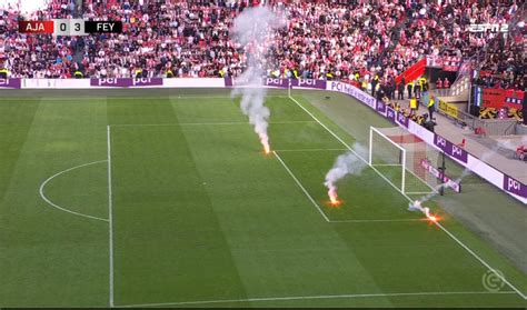 Ajacieden gooien wéér vuurwerk Ajax Feyenoord definitief gestaakt