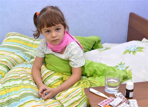 La Petite Fille Malade S Assied Dans Un Lit Et Boit L Eau D Un Verre