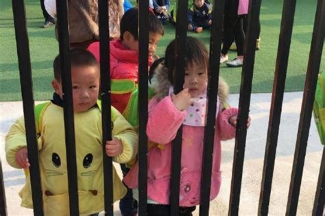 孩子为何都想第一个被接走？幼儿园接娃有讲究，家长们不妨看看