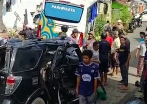 Kecelakaan Di Wisata Guci Bus Pariwisata Tabrak Dua Mobil Arah Pantura