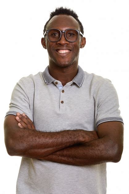 Joven Feliz Hombre Africano Negro Sonriendo Con Los Brazos Cruzados