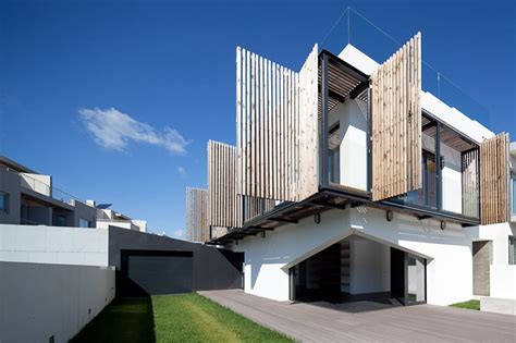 House Uses Operable Wood Louvers For Temperature Control