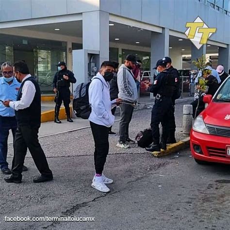 Polic As Revisan Mochilas A Transe Ntes En La Terminal