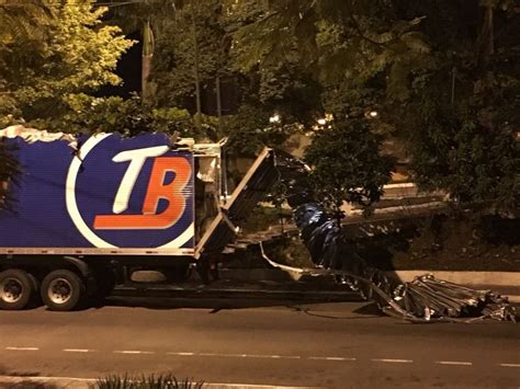 Caminhão tem teto arrancado após passar embaixo de viaduto